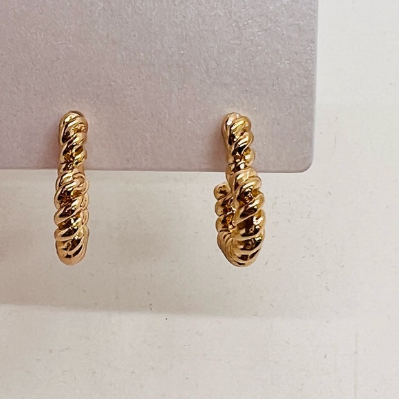 NWT BaubleBar Sugarfix Hoop Earrings: Heart Shaped and Cubic Zirconia Huggies - Picture 5 of 9